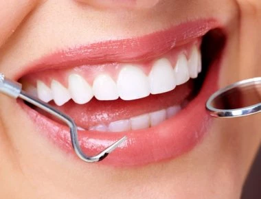 Αυτές είναι οι τροφές που προκαλούν λεκέδες στα δόντια